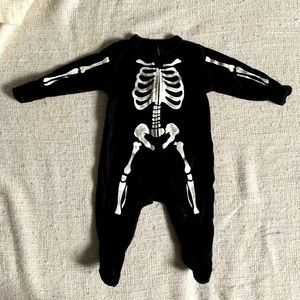 3/20$ Old navy sleep & play baby sleeper pajamas- 0-3 months-skeleton-Halloween